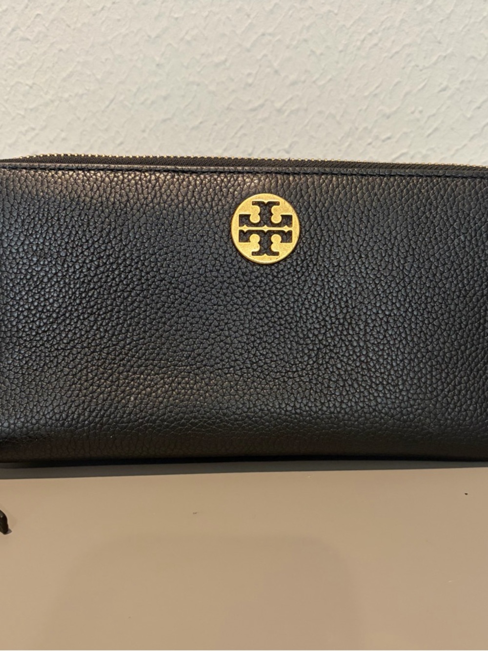 Tory Burch Zip Around Wallet Black Pebbled Leather w/ Gold Zipper & Accents EUC - Picture 2 of 16